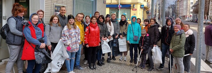 Ukrajinští uprchlíci uklízeli Prahu, děkují tak Čechům za pomoc