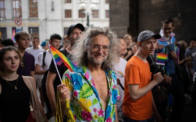 Ulice Prahy zaplnili dúhové vlajky. Ľudia jasali, tancovali a užívali si, že môžu byť sami sebou (Reportáž)