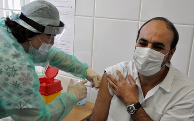 Ultimátní kombo proti covidu a chřipce: Studie naznačila nejúčinnější očkování