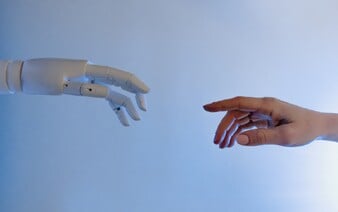 Umělá inteligence nejspíš dělá lidi hloupějšími, ukázala nová studie