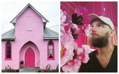 Umelec natrel kostol na ružovo a spravil z neho centrum queer kultúry. Chce v ňom bývať aspoň 5 rokov