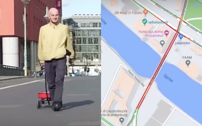 Prešiel sa prázdnou ulicou s 99 telefónmi a vytvoril tak umelú dopravnú zápchu. Chlapík oklamal mapy od Googlu