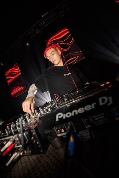 Unikátne sety, ktoré sú soundtrackom mestských ulíc. Týchto mladých DJ-ov zo Slovenska a Česka by si mal poznať (ARTIST SPOTLIGHT)