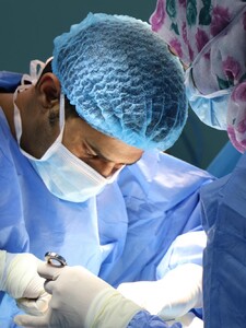 Unikátní operace v Česku. Lékaři provedli operaci dýchacích cest plodu v děloze matky