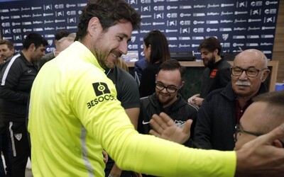 Uniklo erotické video trénera futbalového klubu Malaga, na ktorom je v drese a dole bez. Vedenie ho za to suspendovalo