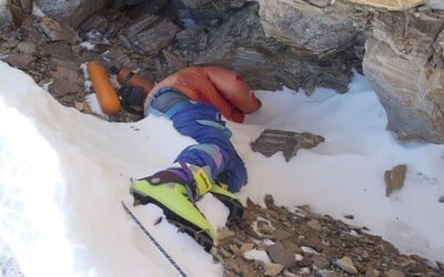 Upratovači Mount Everestu už našli 4 mŕtve telá. Ich prácu vyčistiť najvyšší vrch sveta im komplikujú desivé nálezy