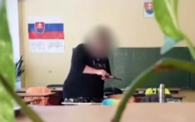 Uklízečka na slovenské základní škole kradla dětem peníze. Žáci ji natočili na skrytou kameru