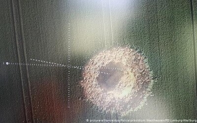 Uprostred nemeckého poľa vybuchla bomba z druhej svetovej vojny, zanechala po sebe 10-metrový kráter