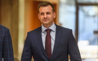 Úrad vlády chce podporiť dezinformačné médiá. Dotácie plánuje dať organizácii, za ktorou sú Hlavné správy