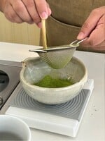 Ušetri desiatky eur v kaviarňach. Takto si pripravíš dokonalú matchu aj doma