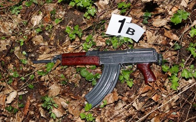 Útočník v Boňkově zastřelil seniorský pár a mladého hocha. Zbraní ze stejné série jako teroristé v Paříži