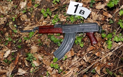 Útočník v Boňkově zastřelil seniorský pár a mladého hocha. Zbraní ze stejné série jako teroristé v Paříži