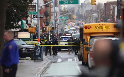 Útočník v newyorskom metre zranil minimálne 10 ľudí. Muž v plynovej maske odpálil dymovnicu a začal strieľať