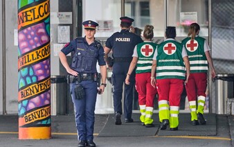 Útočník zo školy v Graze mal doma bombu. Matke pred streľbou poslal video na rozlúčku