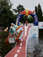 Uvidíš šílené kostýmy i crazy pády. Red Bull Kolo Molo poprvé dorazí do Prahy