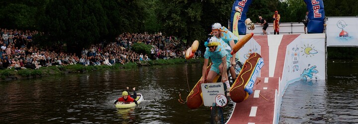 Uvidíš šílené kostýmy i crazy pády. Red Bull Kolo Molo poprvé dorazí do Prahy