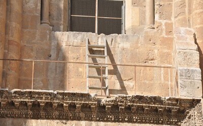 Už 250 rokov je tento rebrík opretý o kostol v Jeruzaleme. Dôvod, prečo s ním nepohli, je bizarný