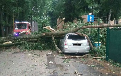 Už dnes Slovensko zasiahnu mimoriadne intenzívne lejaky a búrky, prichádza tlaková níž Chappu. Tieto regióny postihne najviac