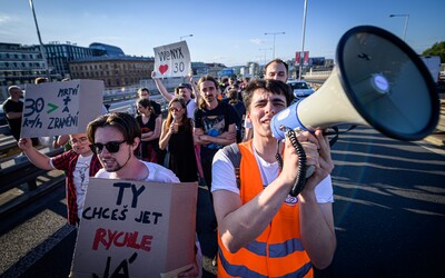 Už žádné blokování magistrály. Vedení Prahy poslalo demonstranty ze silnice na chodník