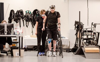 Úžasný úspech: Vedci postavili na nohy ochrnutého muža. Vďaka mozgovému implantátu chodí len pomocou myšlienok