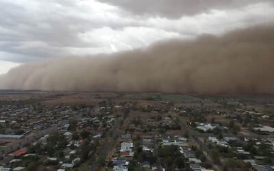V Austrálii konečně prší, bouře ale místním dává zabrat. Řádí mohutné kroupy, povodně a velký písečný mrak