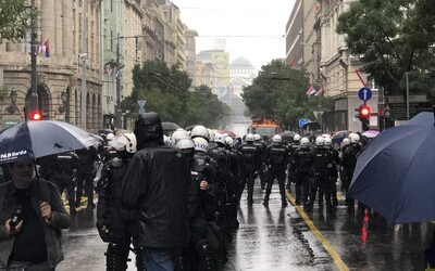 V Belehrade sa napriek úradnému zákazu koná dúhový pochod. Pravicoví extrémisti napadli policajtov