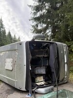 V Beskydech se převrátil autobus se studenty. Na místě je 32 zraněných