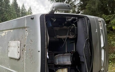 V Beskydech se převrátil autobus se studenty. Na místě je 32 zraněných