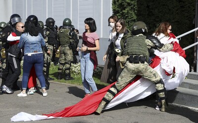 V Bielorusku pokračujú protesty, polícia a vojaci zatkli minimálne 250 demonštrantov, blokujú ulice a rozháňajú davy