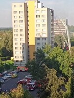 V Bohumíně začal hořet panelák. Lidé skákali z oken, 3 děti uhořely