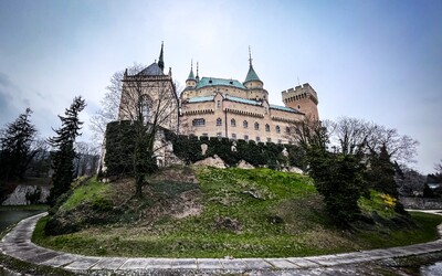 V Bojniciach už zadarmo nezaparkuješ. Zaviedli parkovaciu politiku, za hodinu zaplatíš až 2 eurá