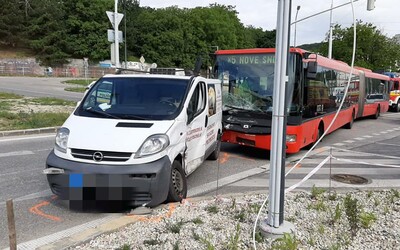 V Bratislave havaroval autobus MHD, zranilo sa 6 ľudí