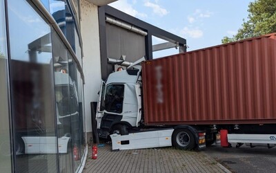 V Bratislave narazilo nákladné vozidlo do budovy. Polícia zverejnila dôvody 