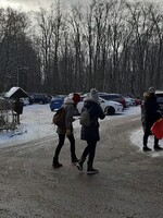 V Bratislave nasnežilo a ľudia húfne vyrazili do prírody. Parkoviská sú preplnené, policajti musia autá odkláňať