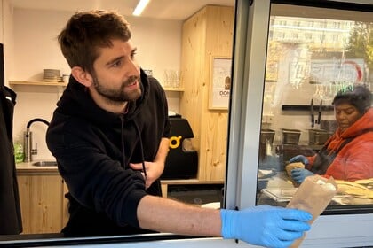 V Bratislave otvorili nový stánok Rožok, ktorý dáva ľuďom druhú šancu. Zamestnáva aj tých, ktorých spoločnosť prehliada