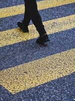 V Bratislave pomáha deťom prechádzať cez cestu humanoidný robot. Vie komunikovať s chodcami, cyklistami či vodičmi.