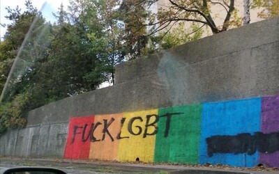 V Bratislave pribudol ďalší nápis Fu*k LGBT, primátor Vallo to bude riešiť