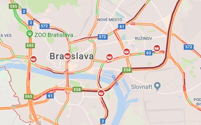 V Bratislave už kvôli snehu skolabovala doprava. Mešká MHD, vodiči hlásia nehody aj kolóny