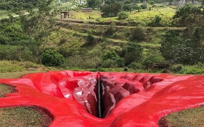 V Brazílli se od Silvestra tyčí obrovská socha vagíny: Domácí ji spíše kritizují, než chválí