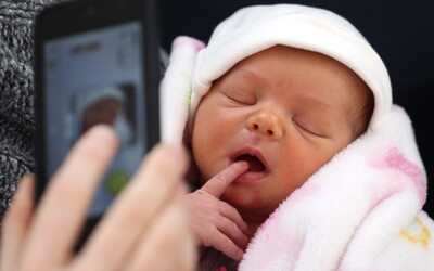 V Británii se narodilo dítě, které má tři DNA. Jak je to možné?