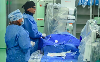 V Brně hospitalizovali dva nakažené ve vážném stavu. Podávají jim remdesivir