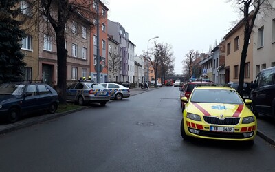 V Brně našli mrtvolu a chemikálie, z domu museli evakuovat 25 lidí