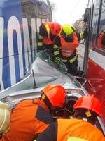 V Brně zamáčkly dvě tramvaje osobní auto, řidiče museli vyprošťovat