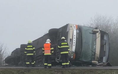 V Čechách se převrátil autobus se 70 studenty, vážněji zraněno bylo několik lidí