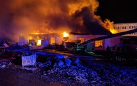 V Čelákovicích u Prahy hoří hala na zpracování dřeva, na místě zasahuje přes 100 hasičů
