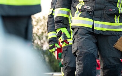 V Čelákovicích u Prahy hoří hala na zpracování dřeva, na místě zasahuje přes 100 hasičů