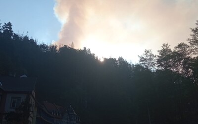V Českém Švýcarsku hoří les. Hasiči se k němu ale dostávají jen těžko, pomáhá jim vrtulník