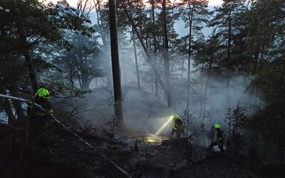 V Českém Švýcarsku hoří les, zasahují desítky hasičů. Proti požáru bojuje i vrtulník