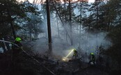 V Českém Švýcarsku hoří les, zasahují desítky hasičů. Proti požáru bojuje i vrtulník
