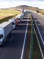 V Česku chtějí zakázat jízdy kamionů po celou neděli